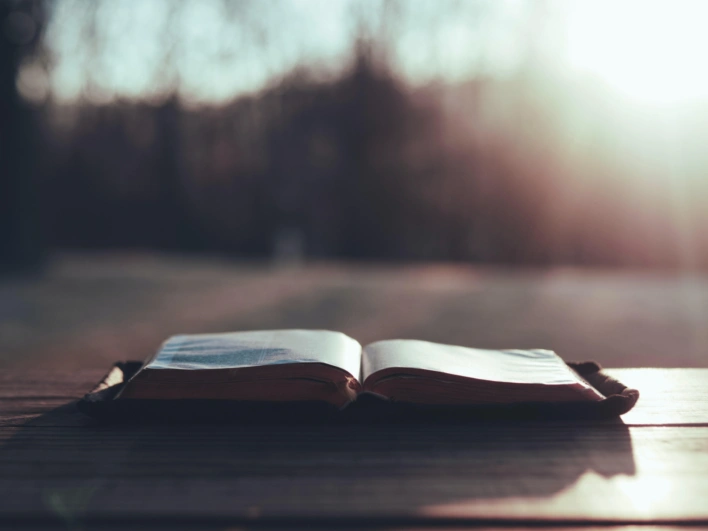 Aaron burden Q6 Ua YI20suw unsplash